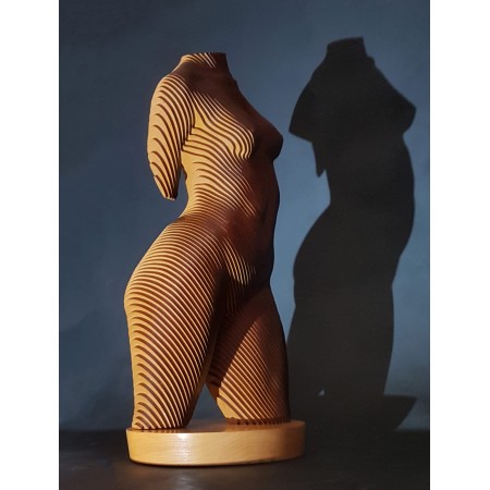 Rosie, vue de profil de la sculpture en bois MDT de buste et corps de femme en lamellé-collé par artiste sculpteur