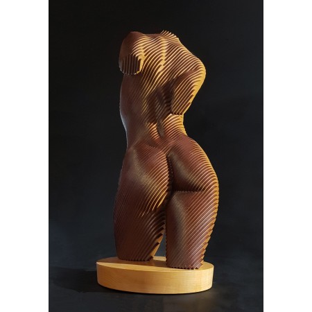 Rosie, vue de dos de la sculpture en bois MDT d'un corps féminin en lamellé-collé par artiste sculpteur