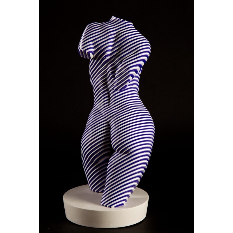 Roxie, vue de dos de la sculpture en résine de corps et fessier féminin en lamellé-collé par artiste sculpteur