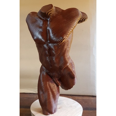 Finish Line, vue de face de la sculpture en bois MDT de buste viril et corps masculin en lamellé-collé par artiste sculpteur