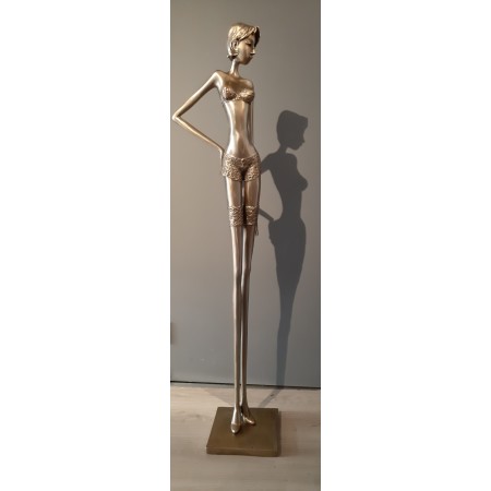 Sculpture en bronze d'une femme élégante et longiforme en lingerie fine signée Chantal de Sutter