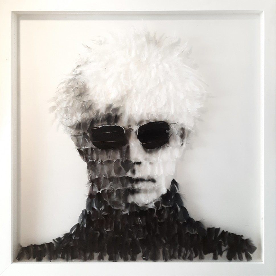 Ritratto di Andy Warhol realizzato in piume in sospensione dall'artista visiva Marie-Ange Daudé