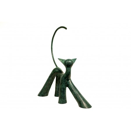 Escultura de bronce patinado verde esmeralda de un gato ronroneando del artista escultor de animales Lolek