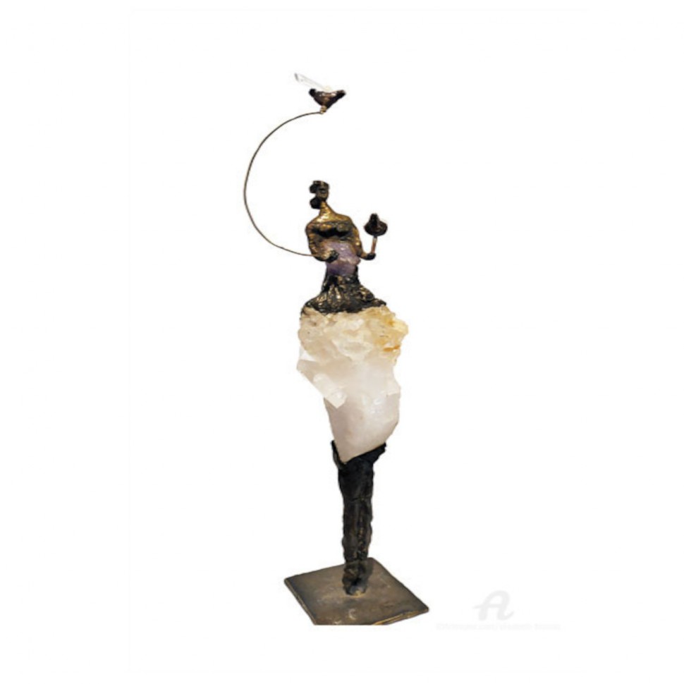Escultura de mujer con pájaro en bronce y cristal de roca de la artista Elisabeth Brainos