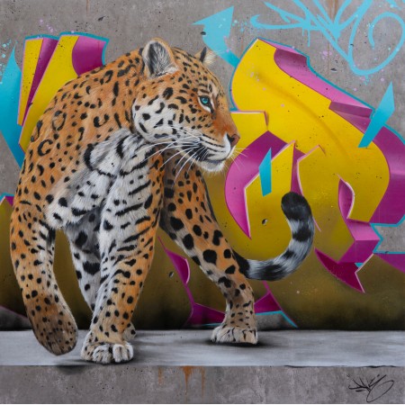 Dipinto su tela del leopardo rosa in città davanti alle etichette del muro dell'artista murale Dave Baranes