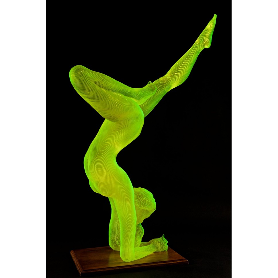 Escultura de Yoga Girl desnuda en acrílico amarillo translúcido del innovador escultor Olivier Duhamel