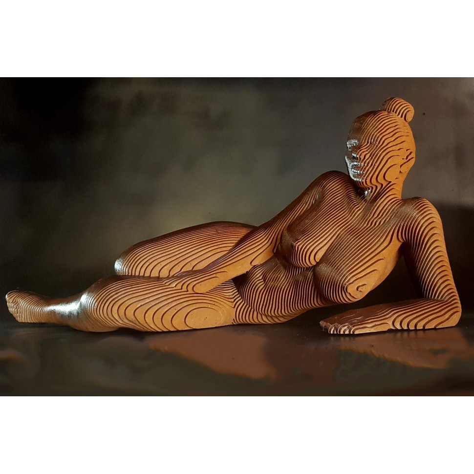 Amanda scultura in legno di una donna distesa dello scultore Olivier Duhamel