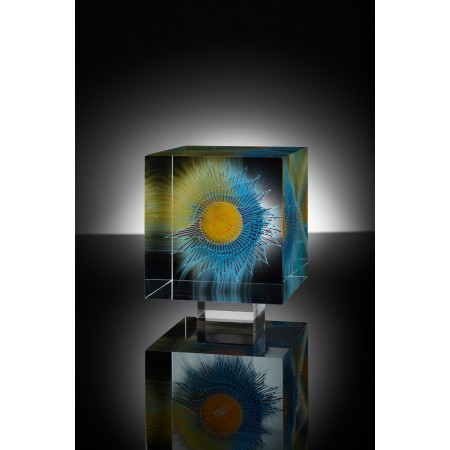 Eigentijdse glazen tweekleurige kubussculptuur van glaskunstenaar Wilfried Grootens