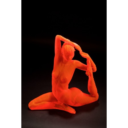 Roxanne-Skulptur aus orangefarbenem Acryl einer Frau im Yoga des Bildhauers Olivier Duhamel
