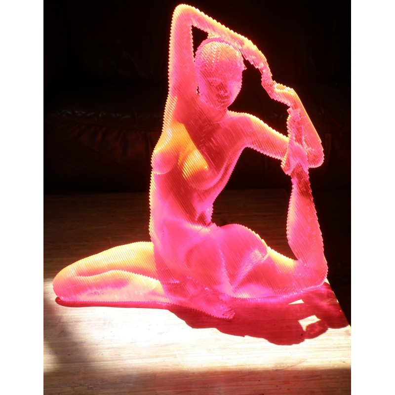 Roxanne, femme en posture de yoga, silhouette lumineuse en acrylique orange, œuvre d’Olivier Duhamel.