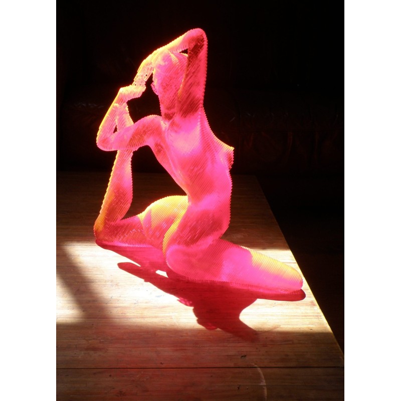 Roxanne, œuvre d’Olivier Duhamel, sculpture en acrylique orange capturant équilibre, sérénité et énergie féminine.
